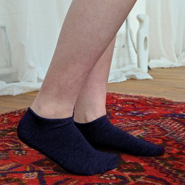 Pack de 24 pares de calcetines de algodón para niños de Snob Sock: ¿Buscas calcetines cómodos y duraderos para tus hijos? Nuestra sencilla gama de calcetines deportivos para niños ofrece una relación calidad-precio insuperable con 24 pares incluidos en cada paquete. Fabricados con un 75% de algodón, estos calcetines mantienen los pies de los más pequeños suaves y cómodos, tanto si los llevan de forma informal como si realizan actividades deportivas. El alto contenido de algodón también garantiza la transpirabilidad, permitiendo que el aire caliente escape y manteniendo los pies frescos y secos, por lo que son perfectos para el clima más cálido. . Diseñados para aumentar la comodidad, estos calcetines tobilleros presentan una costura lisa en la puntera para reducir la irritabilidad, por lo que son ideales para correr y hacer deporte. Disponibles en negro, gris y blanco, y en dos tallas: 9-12 UK y 12-3 UK, estos calcetines se pueden lavar a máquina para facilitar su cuidado. . Detalles adicionales del producto: - Calcetines entrenadores de algodón para niños - Paquete de 24 pares - Algodón suave - Absorben la humedad - Transpirables - Disponibles en negro, gris y blanco - 2 tallas en 9-12 UK y 12-3 UK - Lavables a máquina