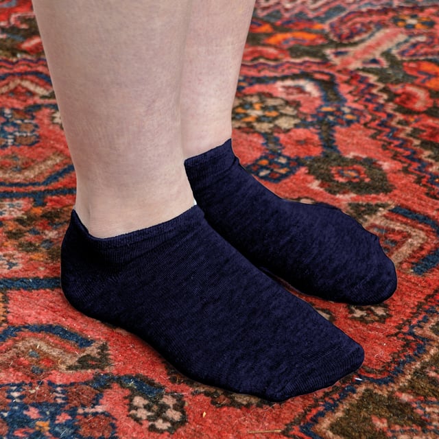 Pack de 24 pares de calcetines de algodón para niños de Snob Sock: ¿Buscas calcetines cómodos y duraderos para tus hijos? Nuestra sencilla gama de calcetines deportivos para niños ofrece una relación calidad-precio insuperable con 24 pares incluidos en cada paquete. Fabricados con un 75% de algodón, estos calcetines mantienen los pies de los más pequeños suaves y cómodos, tanto si los llevan de forma informal como si realizan actividades deportivas. El alto contenido de algodón también garantiza la transpirabilidad, permitiendo que el aire caliente escape y manteniendo los pies frescos y secos, por lo que son perfectos para el clima más cálido. . Diseñados para aumentar la comodidad, estos calcetines tobilleros presentan una costura lisa en la puntera para reducir la irritabilidad, por lo que son ideales para correr y hacer deporte. Disponibles en negro, gris y blanco, y en dos tallas: 9-12 UK y 12-3 UK, estos calcetines se pueden lavar a máquina para facilitar su cuidado. . Detalles adicionales del producto: - Calcetines entrenadores de algodón para niños - Paquete de 24 pares - Algodón suave - Absorben la humedad - Transpirables - Disponibles en negro, gris y blanco - 2 tallas en 9-12 UK y 12-3 UK - Lavables a máquina