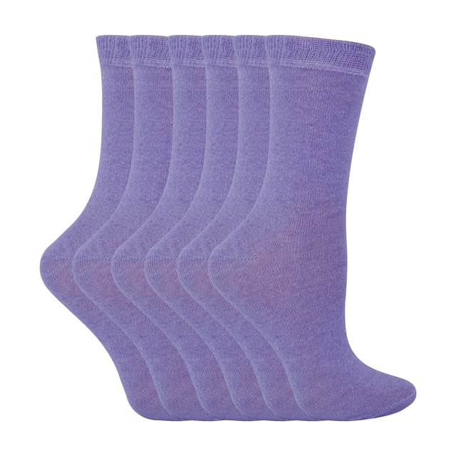 Calcetines de algodón de colores lisos para niños de Sock Snob: Unos calcetines fiables para el día a día son esenciales para todos los niños, tanto si los usan para ir al colegio como para vestir de sport. Estos calcetines de algodón son suaves y cómodos, además de aportar una buena selección de colores vivos al cajón de los calcetines de tu hijo. Además, estos calcetines tienen una excelente relación calidad-precio. Estos calcetines tienen un 55% de algodón para aumentar la suavidad y el confort. El algodón es una fibra muy transpirable, por lo que estos calcetines son perfectos para todo el año. Refrescarán tus pies en verano y mantendrán el calor durante el invierno. En este pack de 6 pares encontrarás calcetines duraderos y fiables para cualquier actividad, incluyendo el colegio y otras actividades. Hay 8 colores para elegir, hay colores más conservadores como el negro, azul marino y gris para uniformes escolares y colores brillantes y aventureros como el rojo, rosa, verde y morado. También hay 2 tallas para que encuentres la que mejor te queda. Estas tallas son 12-3 UK 1-4 US 31-36 EUR y 9-12 UK 10-1 US 27-31 EUR. Están hechos de 55% algodón, 25% poliéster, 18% poliamida y 2% elastano, y se pueden lavar a máquina. Detalles adicionales del producto: Calcetines para niños 8 colores 2 tallas Suaves y cómodos 55% Algodón 25% Poliéster 18% Poliamida y 2% Elastano Value Pack Ideales para el colegio y para uso informal Lavables a máquina