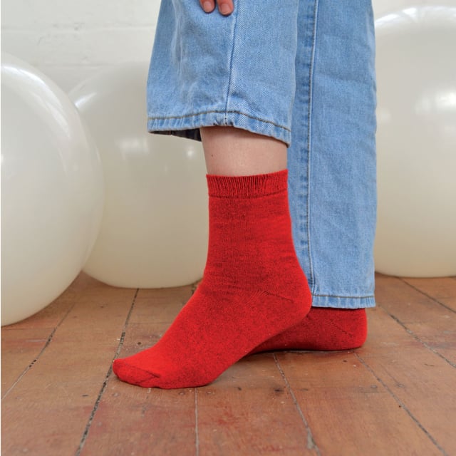Calcetines de algodón de colores lisos para niños de Sock Snob: Unos calcetines fiables para el día a día son esenciales para todos los niños, tanto si los usan para ir al colegio como para vestir de sport. Estos calcetines de algodón son suaves y cómodos, además de aportar una buena selección de colores vivos al cajón de los calcetines de tu hijo. Además, estos calcetines tienen una excelente relación calidad-precio. Estos calcetines tienen un 55% de algodón para aumentar la suavidad y el confort. El algodón es una fibra muy transpirable, por lo que estos calcetines son perfectos para todo el año. Refrescarán tus pies en verano y mantendrán el calor durante el invierno. En este pack de 6 pares encontrarás calcetines duraderos y fiables para cualquier actividad, incluyendo el colegio y otras actividades. Hay 8 colores para elegir, hay colores más conservadores como el negro, azul marino y gris para uniformes escolares y colores brillantes y aventureros como el rojo, rosa, verde y morado. También hay 2 tallas para que encuentres la que mejor te queda. Estas tallas son 12-3 UK 1-4 US 31-36 EUR y 9-12 UK 10-1 US 27-31 EUR. Están hechos de 55% algodón, 25% poliéster, 18% poliamida y 2% elastano, y se pueden lavar a máquina. Detalles adicionales del producto: Calcetines para niños 8 colores 2 tallas Suaves y cómodos 55% Algodón 25% Poliéster 18% Poliamida y 2% Elastano Value Pack Ideales para el colegio y para uso informal Lavables a máquina