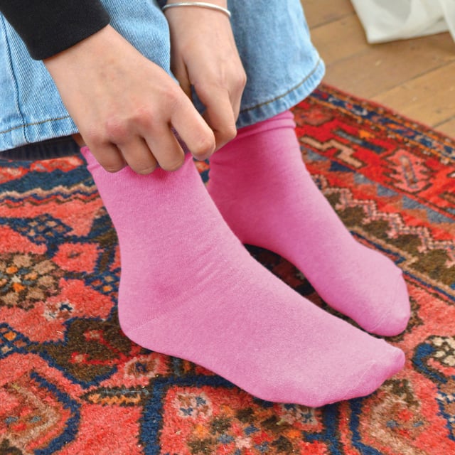 Calcetines de algodón de colores lisos para niños de Sock Snob: Unos calcetines fiables para el día a día son esenciales para todos los niños, tanto si los usan para ir al colegio como para vestir de sport. Estos calcetines de algodón son suaves y cómodos, además de aportar una buena selección de colores vivos al cajón de los calcetines de tu hijo. Además, estos calcetines tienen una excelente relación calidad-precio. Estos calcetines tienen un 55% de algodón para aumentar la suavidad y el confort. El algodón es una fibra muy transpirable, por lo que estos calcetines son perfectos para todo el año. Refrescarán tus pies en verano y mantendrán el calor durante el invierno. En este pack de 6 pares encontrarás calcetines duraderos y fiables para cualquier actividad, incluyendo el colegio y otras actividades. Hay 8 colores para elegir, hay colores más conservadores como el negro, azul marino y gris para uniformes escolares y colores brillantes y aventureros como el rojo, rosa, verde y morado. También hay 2 tallas para que encuentres la que mejor te queda. Estas tallas son 12-3 UK 1-4 US 31-36 EUR y 9-12 UK 10-1 US 27-31 EUR. Están hechos de 55% algodón, 25% poliéster, 18% poliamida y 2% elastano, y se pueden lavar a máquina. Detalles adicionales del producto: Calcetines para niños 8 colores 2 tallas Suaves y cómodos 55% Algodón 25% Poliéster 18% Poliamida y 2% Elastano Value Pack Ideales para el colegio y para uso informal Lavables a máquina