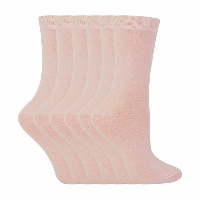 Calcetines de algodón de colores lisos para niños de Sock Snob: Unos calcetines fiables para el día a día son esenciales para todos los niños, tanto si los usan para ir al colegio como para vestir de sport. Estos calcetines de algodón son suaves y cómodos, además de aportar una buena selección de colores vivos al cajón de los calcetines de tu hijo. Además, estos calcetines tienen una excelente relación calidad-precio. Estos calcetines tienen un 55% de algodón para aumentar la suavidad y el confort. El algodón es una fibra muy transpirable, por lo que estos calcetines son perfectos para todo el año. Refrescarán tus pies en verano y mantendrán el calor durante el invierno. En este pack de 6 pares encontrarás calcetines duraderos y fiables para cualquier actividad, incluyendo el colegio y otras actividades. Hay 8 colores para elegir, hay colores más conservadores como el negro, azul marino y gris para uniformes escolares y colores brillantes y aventureros como el rojo, rosa, verde y morado. También hay 2 tallas para que encuentres la que mejor te queda. Estas tallas son 12-3 UK 1-4 US 31-36 EUR y 9-12 UK 10-1 US 27-31 EUR. Están hechos de 55% algodón, 25% poliéster, 18% poliamida y 2% elastano, y se pueden lavar a máquina. Detalles adicionales del producto: Calcetines para niños 8 colores 2 tallas Suaves y cómodos 55% Algodón 25% Poliéster 18% Poliamida y 2% Elastano Value Pack Ideales para el colegio y para uso informal Lavables a máquina
