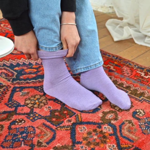 Calcetines de algodón de colores lisos para niños de Sock Snob: Unos calcetines fiables para el día a día son esenciales para todos los niños, tanto si los usan para ir al colegio como para vestir de sport. Estos calcetines de algodón son suaves y cómodos, además de aportar una buena selección de colores vivos al cajón de los calcetines de tu hijo. Además, estos calcetines tienen una excelente relación calidad-precio. Estos calcetines tienen un 55% de algodón para aumentar la suavidad y el confort. El algodón es una fibra muy transpirable, por lo que estos calcetines son perfectos para todo el año. Refrescarán tus pies en verano y mantendrán el calor durante el invierno. En este pack de 6 pares encontrarás calcetines duraderos y fiables para cualquier actividad, incluyendo el colegio y otras actividades. Hay 8 colores para elegir, hay colores más conservadores como el negro, azul marino y gris para uniformes escolares y colores brillantes y aventureros como el rojo, rosa, verde y morado. También hay 2 tallas para que encuentres la que mejor te queda. Estas tallas son 12-3 UK 1-4 US 31-36 EUR y 9-12 UK 10-1 US 27-31 EUR. Están hechos de 55% algodón, 25% poliéster, 18% poliamida y 2% elastano, y se pueden lavar a máquina. Detalles adicionales del producto: Calcetines para niños 8 colores 2 tallas Suaves y cómodos 55% Algodón 25% Poliéster 18% Poliamida y 2% Elastano Value Pack Ideales para el colegio y para uso informal Lavables a máquina