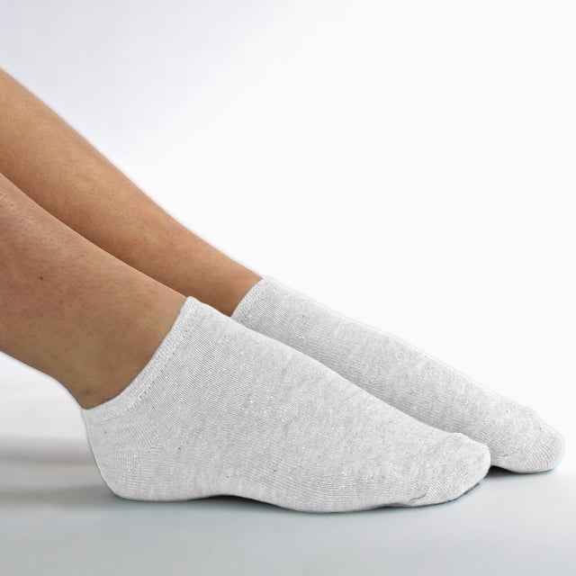 Pack de 24 pares de calcetines de algodón para niños de Snob Sock: ¿Buscas calcetines deportivos duraderos y cómodos para tus hijos? Nuestra sencilla gama de calcetines deportivos para niños ofrece una relación calidad-precio insuperable con 24 pares incluidos en cada paquete. Fabricados con un 75% de algodón, estos calcetines mantienen los pies de los más pequeños suaves y cómodos, tanto si los llevan de forma informal como durante actividades deportivas. El alto contenido de algodón también garantiza la transpirabilidad, permitiendo que el aire caliente escape y manteniendo los pies frescos y secos, por lo que son perfectos para el clima más cálido. . Diseñados para aumentar la comodidad, estos calcetines tobilleros presentan una costura lisa en la puntera para reducir la irritabilidad, por lo que son ideales para correr y hacer deporte. Disponibles en negro, gris y blanco, y en dos tallas: 9-12 UK y 12-3 UK, estos calcetines se pueden lavar a máquina para facilitar su cuidado. . Detalles adicionales del producto: - Calcetines entrenadores de algodón para niños - Paquete de 24 pares - Algodón suave - Absorben la humedad - Transpirables - Disponibles en negro, gris y blanco - 2 tallas en 9-12 UK y 12-3 UK - Lavables a máquina