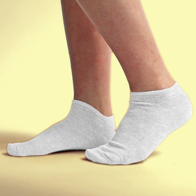 Pack de 24 pares de calcetines de algodón para niños de Snob Sock: ¿Buscas calcetines deportivos duraderos y cómodos para tus hijos? Nuestra sencilla gama de calcetines deportivos para niños ofrece una relación calidad-precio insuperable con 24 pares incluidos en cada paquete. Fabricados con un 75% de algodón, estos calcetines mantienen los pies de los más pequeños suaves y cómodos, tanto si los llevan de forma informal como durante actividades deportivas. El alto contenido de algodón también garantiza la transpirabilidad, permitiendo que el aire caliente escape y manteniendo los pies frescos y secos, por lo que son perfectos para el clima más cálido. . Diseñados para aumentar la comodidad, estos calcetines tobilleros presentan una costura lisa en la puntera para reducir la irritabilidad, por lo que son ideales para correr y hacer deporte. Disponibles en negro, gris y blanco, y en dos tallas: 9-12 UK y 12-3 UK, estos calcetines se pueden lavar a máquina para facilitar su cuidado. . Detalles adicionales del producto: - Calcetines entrenadores de algodón para niños - Paquete de 24 pares - Algodón suave - Absorben la humedad - Transpirables - Disponibles en negro, gris y blanco - 2 tallas en 9-12 UK y 12-3 UK - Lavables a máquina