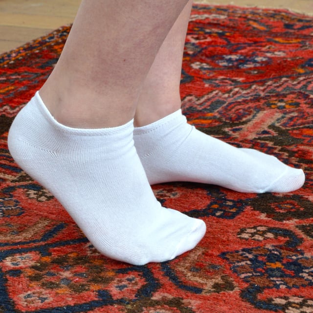 Pack de 24 pares de calcetines de algodón para niños de Snob Sock: ¿Buscas calcetines deportivos duraderos y cómodos para tus hijos? Nuestra sencilla gama de calcetines deportivos para niños ofrece una relación calidad-precio insuperable con 24 pares incluidos en cada paquete. Fabricados con un 75% de algodón, estos calcetines mantienen los pies de los más pequeños suaves y cómodos, tanto si los llevan de forma informal como durante actividades deportivas. El alto contenido de algodón también garantiza la transpirabilidad, permitiendo que el aire caliente escape y manteniendo los pies frescos y secos, por lo que son perfectos para el clima más cálido. . Diseñados para aumentar la comodidad, estos calcetines tobilleros presentan una costura lisa en la puntera para reducir la irritabilidad, por lo que son ideales para correr y hacer deporte. Disponibles en negro, gris y blanco, y en dos tallas: 9-12 UK y 12-3 UK, estos calcetines se pueden lavar a máquina para facilitar su cuidado. . Detalles adicionales del producto: - Calcetines entrenadores de algodón para niños - Paquete de 24 pares - Algodón suave - Absorben la humedad - Transpirables - Disponibles en negro, gris y blanco - 2 tallas en 9-12 UK y 12-3 UK - Lavables a máquina