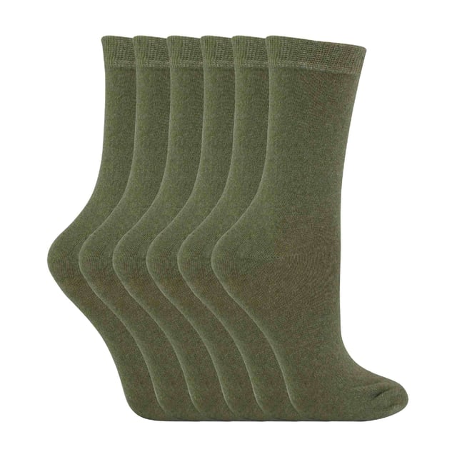 Calcetines de algodón de colores lisos para niños de Sock Snob: Unos calcetines fiables para el día a día son esenciales para todos los niños, tanto si los usan para ir al colegio como para vestir de sport. Estos calcetines de algodón son suaves y cómodos, además de aportar una buena selección de colores vivos al cajón de los calcetines de tu hijo. Además, estos calcetines tienen una excelente relación calidad-precio. Estos calcetines tienen un 55% de algodón para aumentar la suavidad y el confort. El algodón es una fibra muy transpirable, por lo que estos calcetines son perfectos para todo el año. Refrescarán tus pies en verano y mantendrán el calor durante el invierno. En este pack de 6 pares encontrarás calcetines duraderos y fiables para cualquier actividad, incluyendo el colegio y otras actividades. Hay 8 colores para elegir, hay colores más conservadores como el negro, azul marino y gris para uniformes escolares y colores brillantes y aventureros como el rojo, rosa, verde y morado. También hay 2 tallas para que encuentres la que mejor te queda. Estas tallas son 12-3 UK 1-4 US 31-36 EUR y 9-12 UK 10-1 US 27-31 EUR. Están hechos de 55% algodón, 25% poliéster, 18% poliamida y 2% elastano, y se pueden lavar a máquina. Detalles adicionales del producto: Calcetines para niños 8 colores 2 tallas Suaves y cómodos 55% Algodón 25% Poliéster 18% Poliamida y 2% Elastano Value Pack Ideales para el colegio y para uso informal Lavables a máquina