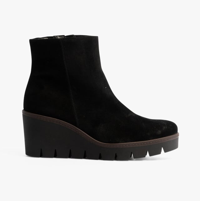 Gabor UTOPIA Womens Ankle Boots Black

  
 *   Upper Material: Suede 
 *  Lining Material: Leather 
 *  Sole Material: Rubber 
 *  Closure/Fastening: Zip 
 *  Features: Comfort,Breathable 
 *  Heel Type: Wedge 
 *  Toe Shape: Round 
 *  Shoe Width: Regular 
 *  Item Weight: 0 KG 
 *  Heel Height: Medium (5-7.4cm) 
 *  Shoe Shaft Height: Ankle 
 *  Boot Style: Ankle Boots 
 *  Single Or Multi Pack?: Single 
 *  Gift Boxed: No  Product Code: 54.780.17