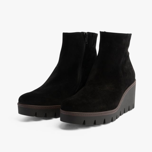 Gabor UTOPIA Womens Ankle Boots Black

  
 *   Upper Material: Suede 
 *  Lining Material: Leather 
 *  Sole Material: Rubber 
 *  Closure/Fastening: Zip 
 *  Features: Comfort,Breathable 
 *  Heel Type: Wedge 
 *  Toe Shape: Round 
 *  Shoe Width: Regular 
 *  Item Weight: 0 KG 
 *  Heel Height: Medium (5-7.4cm) 
 *  Shoe Shaft Height: Ankle 
 *  Boot Style: Ankle Boots 
 *  Single Or Multi Pack?: Single 
 *  Gift Boxed: No  Product Code: 54.780.17