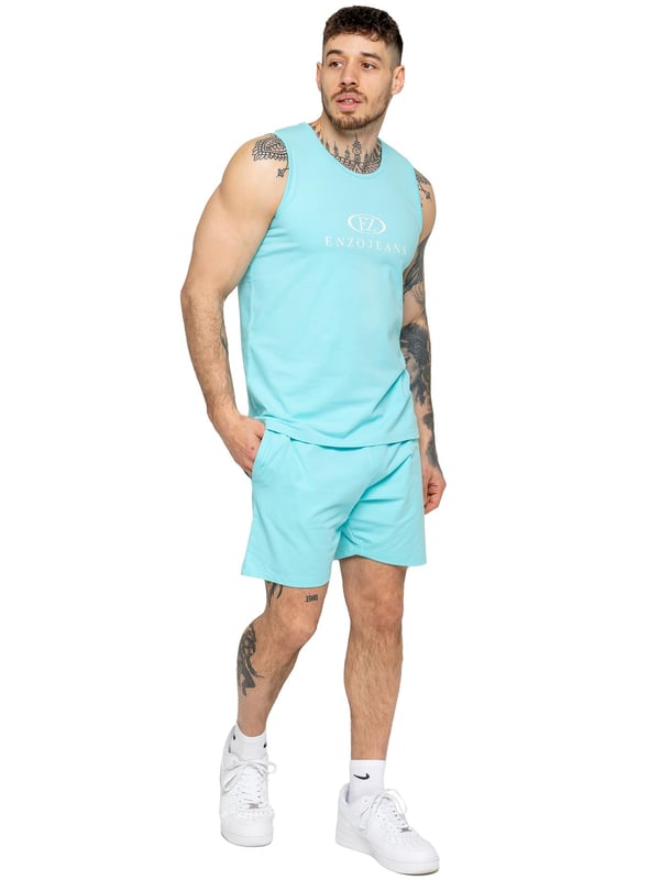 Der Enzo Herren-Gym-Trainingsanzug mit Weste und Shorts wurde für höchsten Komfort und Leistung entwickelt. Die ärmellose Weste mit regulärer Passform bietet einen entspannten, aber sportlichen Look, während das elastische Material mit Lycra-Gewebe Flexibilität und Bewegungsfreiheit gewährleistet. Die passenden Gym-Shorts haben eine reguläre Passform und einen elastischen Bund für einen sicheren und bequemen Sitz. Das markante Enzo Jeans-Branding auf Brust und Oberschenkel verleiht dem Outfit eine stilvolle, sportliche Note.