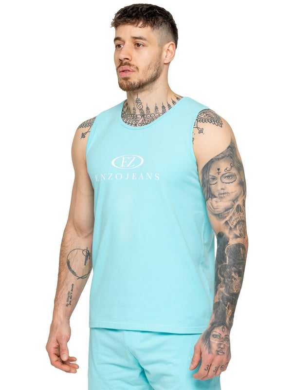 Der Enzo Herren-Gym-Trainingsanzug mit Weste und Shorts wurde für höchsten Komfort und Leistung entwickelt. Die ärmellose Weste mit regulärer Passform bietet einen entspannten, aber sportlichen Look, während das elastische Material mit Lycra-Gewebe Flexibilität und Bewegungsfreiheit gewährleistet. Die passenden Gym-Shorts haben eine reguläre Passform und einen elastischen Bund für einen sicheren und bequemen Sitz. Das markante Enzo Jeans-Branding auf Brust und Oberschenkel verleiht dem Outfit eine stilvolle, sportliche Note.