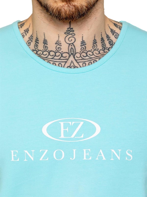 Der Enzo Herren-Gym-Trainingsanzug mit Weste und Shorts wurde für höchsten Komfort und Leistung entwickelt. Die ärmellose Weste mit regulärer Passform bietet einen entspannten, aber sportlichen Look, während das elastische Material mit Lycra-Gewebe Flexibilität und Bewegungsfreiheit gewährleistet. Die passenden Gym-Shorts haben eine reguläre Passform und einen elastischen Bund für einen sicheren und bequemen Sitz. Das markante Enzo Jeans-Branding auf Brust und Oberschenkel verleiht dem Outfit eine stilvolle, sportliche Note.