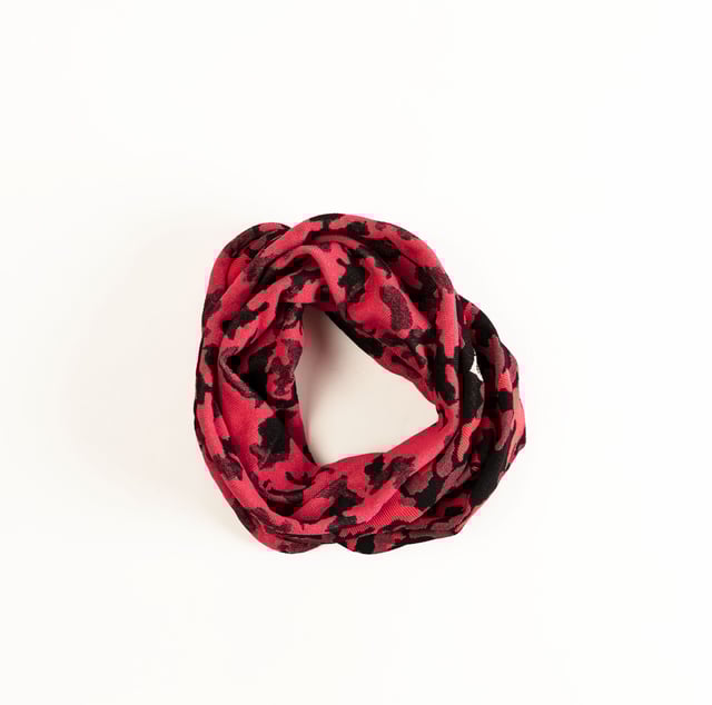 De multifunctionele hoofdband van SCUOLA NAUTICA ITALIANA is een veelzijdig en praktisch accessoire, ideaal voor wie houdt van een dynamische stijl. Hij is gemaakt van lichtgewicht en ademend materiaal en kan worden gebruikt als nekwarmer, bandana of hoofdband. Het ontwerp is geïnspireerd op de maritieme wereld en de zorgvuldige details maken het perfect om een casual en functionele look voor elke gelegenheid af te maken.