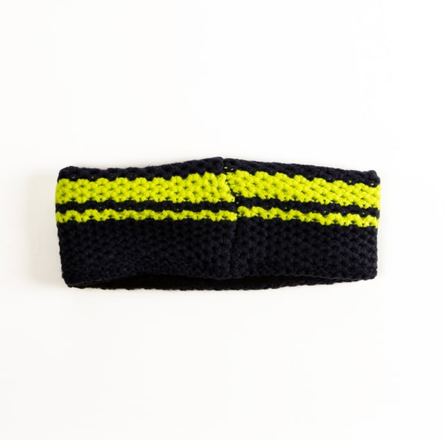 Das multifunktionale Stirnband von SCUOLA NAUTICA ITALIANA ist ein vielseitiges und praktisches Accessoire, ideal für alle, die einen dynamischen Stil mögen. Aus leichten und atmungsaktiven Materialien gefertigt, kann es als Halswärmer, Halstuch oder Stirnband verwendet werden. Das von der maritimen Welt inspirierte Design und die sorgfältigen Details machen es perfekt, um einen lässigen und funktionalen Look für jede Gelegenheit zu vervollständigen.