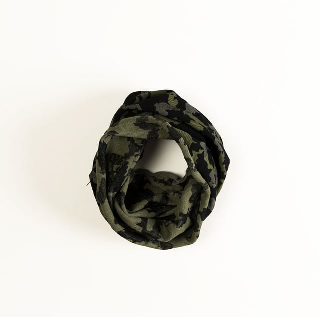 Das multifunktionale Stirnband von SCUOLA NAUTICA ITALIANA ist ein vielseitiges und praktisches Accessoire, ideal für alle, die einen dynamischen Stil mögen. Aus leichten und atmungsaktiven Materialien gefertigt, kann es als Halswärmer, Halstuch oder Stirnband verwendet werden. Das von der maritimen Welt inspirierte Design und die sorgfältigen Details machen es perfekt, um einen lässigen und funktionalen Look für jede Gelegenheit zu vervollständigen.