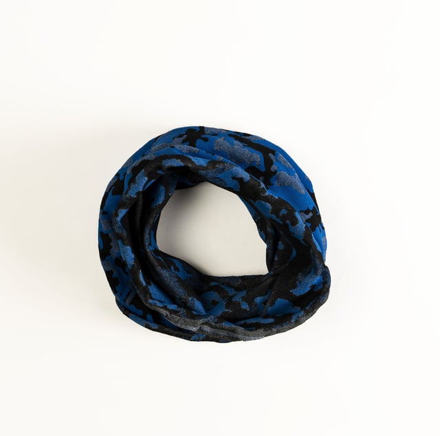 Das multifunktionale Stirnband von SCUOLA NAUTICA ITALIANA ist ein vielseitiges und praktisches Accessoire, ideal für alle, die einen dynamischen Stil mögen. Aus leichten und atmungsaktiven Materialien gefertigt, kann es als Halswärmer, Halstuch oder Stirnband verwendet werden. Das von der maritimen Welt inspirierte Design und die sorgfältigen Details machen es perfekt, um einen lässigen und funktionalen Look für jede Gelegenheit zu vervollständigen.