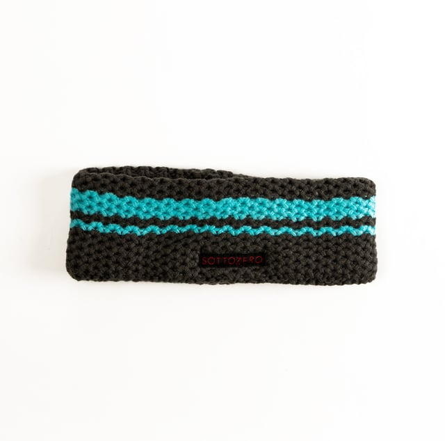 Das multifunktionale Stirnband von SCUOLA NAUTICA ITALIANA ist ein vielseitiges und praktisches Accessoire, ideal für alle, die einen dynamischen Stil mögen. Aus leichten und atmungsaktiven Materialien gefertigt, kann es als Halswärmer, Halstuch oder Stirnband verwendet werden. Das von der maritimen Welt inspirierte Design und die sorgfältigen Details machen es perfekt, um einen lässigen und funktionalen Look für jede Gelegenheit zu vervollständigen.