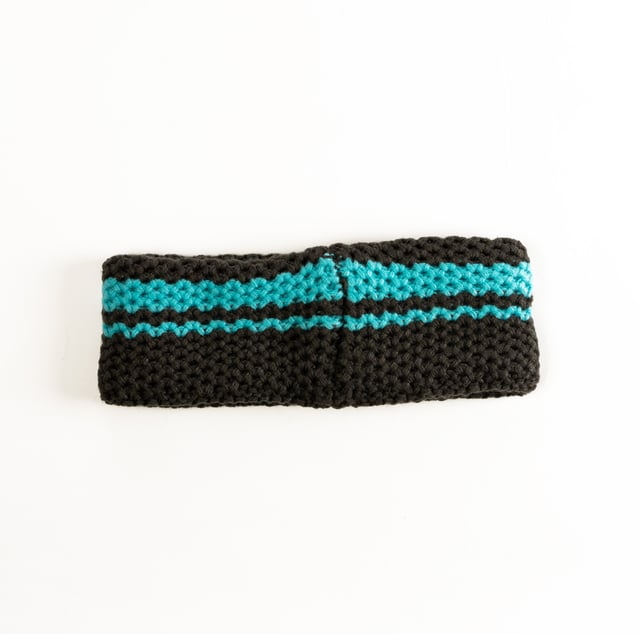 Das multifunktionale Stirnband von SCUOLA NAUTICA ITALIANA ist ein vielseitiges und praktisches Accessoire, ideal für alle, die einen dynamischen Stil mögen. Aus leichten und atmungsaktiven Materialien gefertigt, kann es als Halswärmer, Halstuch oder Stirnband verwendet werden. Das von der maritimen Welt inspirierte Design und die sorgfältigen Details machen es perfekt, um einen lässigen und funktionalen Look für jede Gelegenheit zu vervollständigen.
