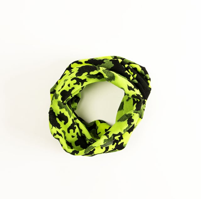 Das multifunktionale Stirnband von SCUOLA NAUTICA ITALIANA ist ein vielseitiges und praktisches Accessoire, ideal für alle, die einen dynamischen Stil mögen. Aus leichten und atmungsaktiven Materialien gefertigt, kann es als Halswärmer, Halstuch oder Stirnband verwendet werden. Das von der maritimen Welt inspirierte Design und die sorgfältigen Details machen es perfekt, um einen lässigen und funktionalen Look für jede Gelegenheit zu vervollständigen.