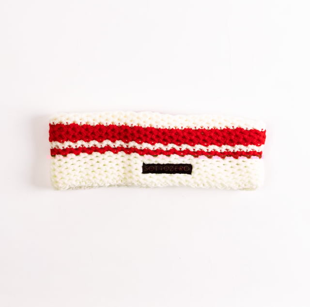 Das multifunktionale Stirnband von SCUOLA NAUTICA ITALIANA ist ein vielseitiges und praktisches Accessoire, ideal für alle, die einen dynamischen Stil mögen. Aus leichten und atmungsaktiven Materialien gefertigt, kann es als Halswärmer, Halstuch oder Stirnband verwendet werden. Das von der maritimen Welt inspirierte Design und die sorgfältigen Details machen es perfekt, um einen lässigen und funktionalen Look für jede Gelegenheit zu vervollständigen.