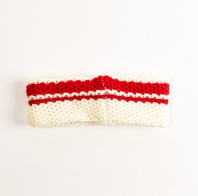 Das multifunktionale Stirnband von SCUOLA NAUTICA ITALIANA ist ein vielseitiges und praktisches Accessoire, ideal für alle, die einen dynamischen Stil mögen. Aus leichten und atmungsaktiven Materialien gefertigt, kann es als Halswärmer, Halstuch oder Stirnband verwendet werden. Das von der maritimen Welt inspirierte Design und die sorgfältigen Details machen es perfekt, um einen lässigen und funktionalen Look für jede Gelegenheit zu vervollständigen.