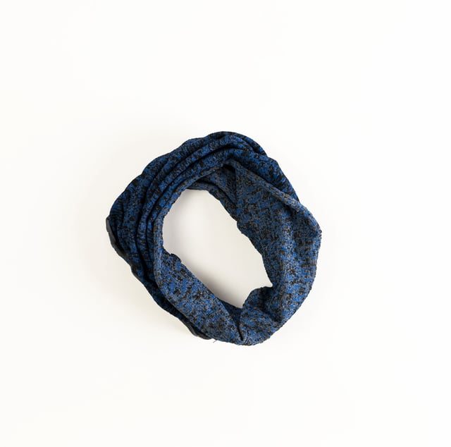 Das multifunktionale Stirnband von SCUOLA NAUTICA ITALIANA ist ein vielseitiges und praktisches Accessoire, ideal für alle, die einen dynamischen Stil mögen. Aus leichten und atmungsaktiven Materialien gefertigt, kann es als Halswärmer, Halstuch oder Stirnband verwendet werden. Das von der maritimen Welt inspirierte Design und die sorgfältigen Details machen es perfekt, um einen lässigen und funktionalen Look für jede Gelegenheit zu vervollständigen.