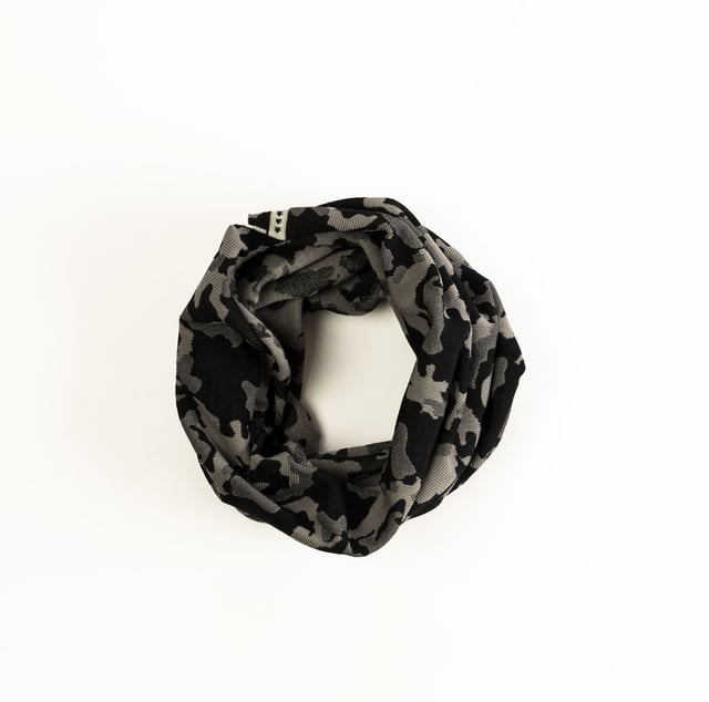 Das multifunktionale Stirnband von SCUOLA NAUTICA ITALIANA ist ein vielseitiges und praktisches Accessoire, ideal für alle, die einen dynamischen Stil mögen. Aus leichten und atmungsaktiven Materialien gefertigt, kann es als Halswärmer, Halstuch oder Stirnband verwendet werden. Das von der maritimen Welt inspirierte Design und die sorgfältigen Details machen es perfekt, um einen lässigen und funktionalen Look für jede Gelegenheit zu vervollständigen.