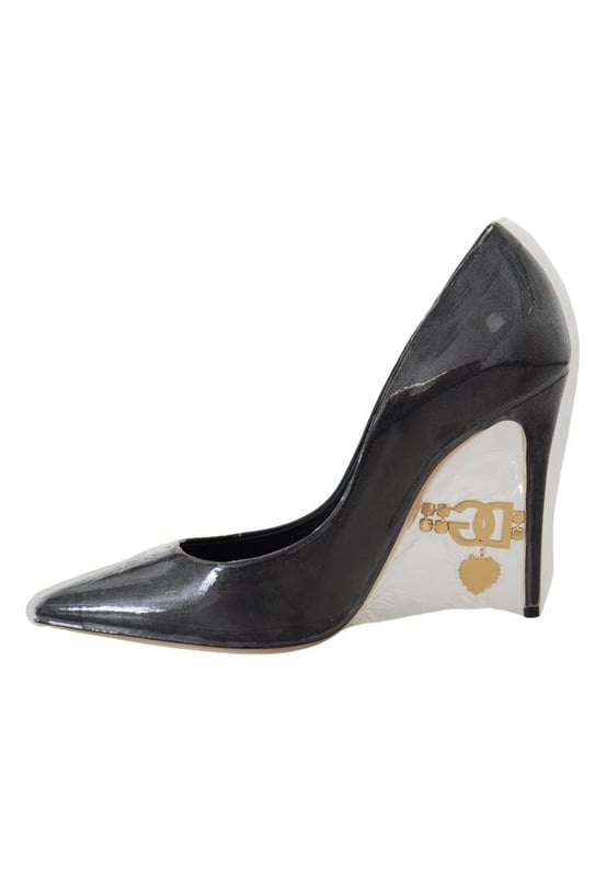 Dolce & Gabbana Schwarze Pumps aus Lackleder mit goldfarbenem DG Charm Wunderschone brandneue Dolce & Gabbana Pumps mit Heels.
Material: 50% PVC 50% Leder.
Farbe: Schwarz und Gold.
Untersohle aus Leder.
PVC/PU.
Plastik umwickelt ist Teil des Stils und sollte nicht entfernt werden.
Logo.
Details.
Hergestellt in Italien.