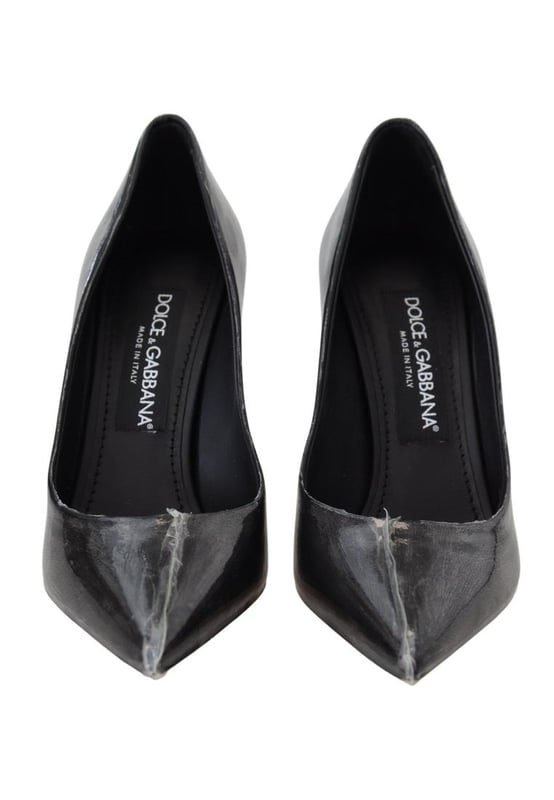 Dolce & Gabbana Schwarze Pumps aus Lackleder mit goldfarbenem DG Charm Wunderschone brandneue Dolce & Gabbana Pumps mit Heels.
Material: 50% PVC 50% Leder.
Farbe: Schwarz und Gold.
Untersohle aus Leder.
PVC/PU.
Plastik umwickelt ist Teil des Stils und sollte nicht entfernt werden.
Logo.
Details.
Hergestellt in Italien.