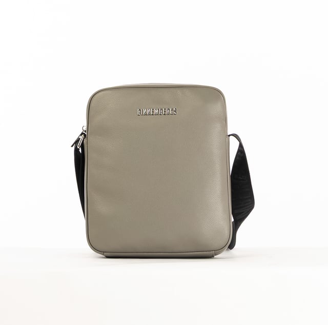 Die Herrenhandtasche von Bikkembergs ist ein praktisches und modernes Accessoire für alle, die einen funktionalen Stil suchen, ohne auf Eleganz zu verzichten. Gekennzeichnet durch ein minimalistisches Design und raffinierte Details, bietet sie Platz und Komfort für kleine Alltagsgegenstände. Die Bikkembergs-Tasche ist ideal für den dynamischen und detailverliebten Mann, der einen lässig-schicken Look mit einem Hauch von raffinierter Modernität vervollständigen möchte. Maße: 22 X 26 X 5,5 CM
