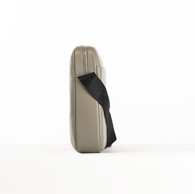 Die Herrenhandtasche von Bikkembergs ist ein praktisches und modernes Accessoire für alle, die einen funktionalen Stil suchen, ohne auf Eleganz zu verzichten. Gekennzeichnet durch ein minimalistisches Design und raffinierte Details, bietet sie Platz und Komfort für kleine Alltagsgegenstände. Die Bikkembergs-Tasche ist ideal für den dynamischen und detailverliebten Mann, der einen lässig-schicken Look mit einem Hauch von raffinierter Modernität vervollständigen möchte. Maße: 22 X 26 X 5,5 CM