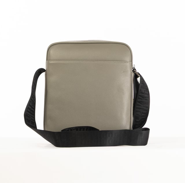 Die Herrenhandtasche von Bikkembergs ist ein praktisches und modernes Accessoire für alle, die einen funktionalen Stil suchen, ohne auf Eleganz zu verzichten. Gekennzeichnet durch ein minimalistisches Design und raffinierte Details, bietet sie Platz und Komfort für kleine Alltagsgegenstände. Die Bikkembergs-Tasche ist ideal für den dynamischen und detailverliebten Mann, der einen lässig-schicken Look mit einem Hauch von raffinierter Modernität vervollständigen möchte. Maße: 22 X 26 X 5,5 CM