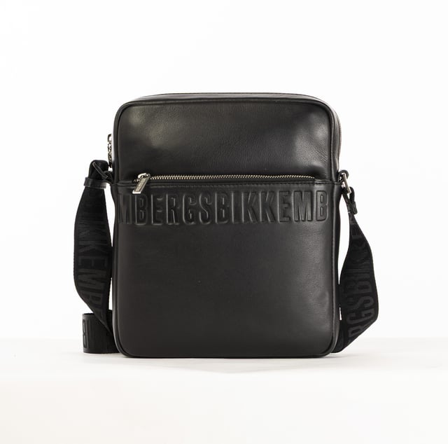 Die Herrenhandtasche von Bikkembergs ist ein praktisches und modernes Accessoire für alle, die einen funktionalen Stil suchen, ohne auf Eleganz zu verzichten. Gekennzeichnet durch ein minimalistisches Design und raffinierte Details, bietet sie Platz und Komfort für kleine Alltagsgegenstände. Die Bikkembergs-Tasche ist ideal für den dynamischen und detailverliebten Mann, der einen lässig-schicken Look mit einem Hauch von raffinierter Modernität vervollständigen möchte. Maße: 22 X 26 X 5 CM