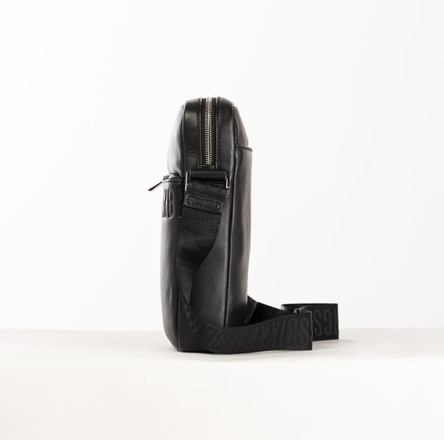 Die Herrenhandtasche von Bikkembergs ist ein praktisches und modernes Accessoire für alle, die einen funktionalen Stil suchen, ohne auf Eleganz zu verzichten. Gekennzeichnet durch ein minimalistisches Design und raffinierte Details, bietet sie Platz und Komfort für kleine Alltagsgegenstände. Die Bikkembergs-Tasche ist ideal für den dynamischen und detailverliebten Mann, der einen lässig-schicken Look mit einem Hauch von raffinierter Modernität vervollständigen möchte. Maße: 22 X 26 X 5 CM