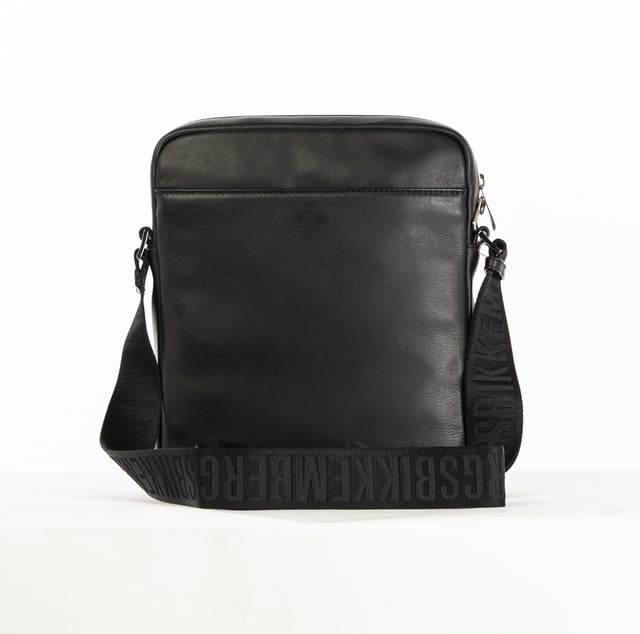 Die Herrenhandtasche von Bikkembergs ist ein praktisches und modernes Accessoire für alle, die einen funktionalen Stil suchen, ohne auf Eleganz zu verzichten. Gekennzeichnet durch ein minimalistisches Design und raffinierte Details, bietet sie Platz und Komfort für kleine Alltagsgegenstände. Die Bikkembergs-Tasche ist ideal für den dynamischen und detailverliebten Mann, der einen lässig-schicken Look mit einem Hauch von raffinierter Modernität vervollständigen möchte. Maße: 22 X 26 X 5 CM