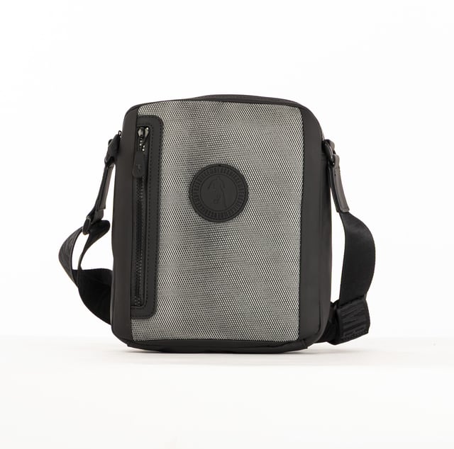 Die Herrenhandtasche von Bikkembergs ist ein praktisches und modernes Accessoire für alle, die einen funktionalen Stil suchen, ohne auf Eleganz zu verzichten. Gekennzeichnet durch ein minimalistisches Design und raffinierte Details, bietet sie Platz und Komfort für kleine Alltagsgegenstände. Die Bikkembergs-Tasche ist ideal für den dynamischen und detailverliebten Mann, der einen lässig-schicken Look mit einem Hauch von raffinierter Modernität vervollständigen möchte. Maße: 22 X 26 X 5 CM