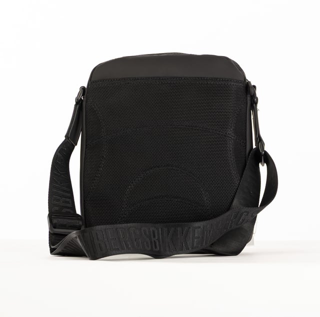 Die Herrenhandtasche von Bikkembergs ist ein praktisches und modernes Accessoire für alle, die einen funktionalen Stil suchen, ohne auf Eleganz zu verzichten. Gekennzeichnet durch ein minimalistisches Design und raffinierte Details, bietet sie Platz und Komfort für kleine Alltagsgegenstände. Die Bikkembergs-Tasche ist ideal für den dynamischen und detailverliebten Mann, der einen lässig-schicken Look mit einem Hauch von raffinierter Modernität vervollständigen möchte. Maße: 22 X 26 X 5 CM