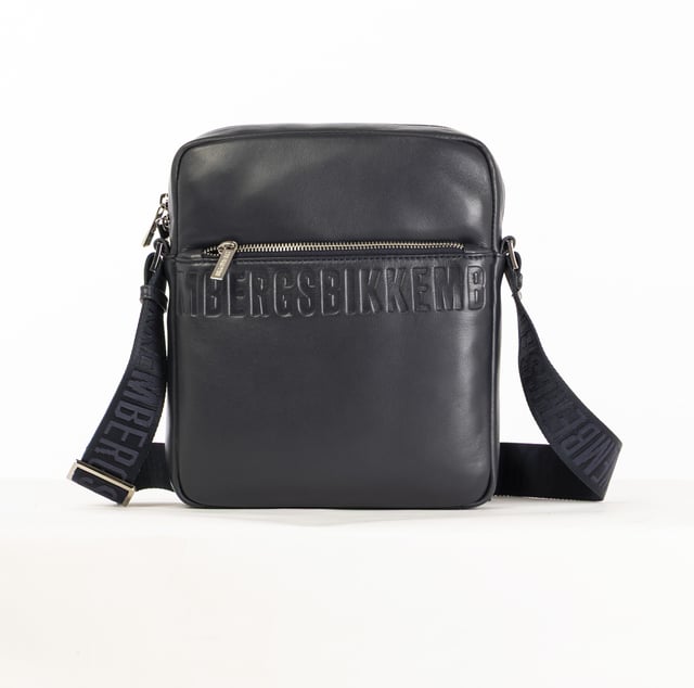 Die Herrenhandtasche von Bikkembergs ist ein praktisches und modernes Accessoire für alle, die einen funktionalen Stil suchen, ohne auf Eleganz zu verzichten. Gekennzeichnet durch ein minimalistisches Design und raffinierte Details, bietet sie Platz und Komfort für kleine Alltagsgegenstände. Die Bikkembergs-Tasche ist ideal für den dynamischen und detailverliebten Mann, der einen lässig-schicken Look mit einem Hauch von raffinierter Modernität vervollständigen möchte. Maße: 22 X 26 X 5 CM