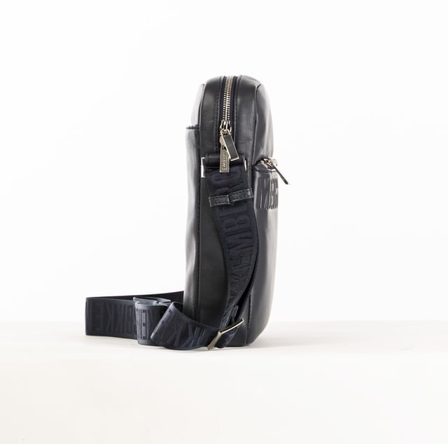 Die Herrenhandtasche von Bikkembergs ist ein praktisches und modernes Accessoire für alle, die einen funktionalen Stil suchen, ohne auf Eleganz zu verzichten. Gekennzeichnet durch ein minimalistisches Design und raffinierte Details, bietet sie Platz und Komfort für kleine Alltagsgegenstände. Die Bikkembergs-Tasche ist ideal für den dynamischen und detailverliebten Mann, der einen lässig-schicken Look mit einem Hauch von raffinierter Modernität vervollständigen möchte. Maße: 22 X 26 X 5 CM