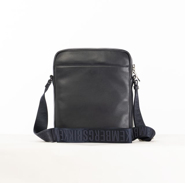 Die Herrenhandtasche von Bikkembergs ist ein praktisches und modernes Accessoire für alle, die einen funktionalen Stil suchen, ohne auf Eleganz zu verzichten. Gekennzeichnet durch ein minimalistisches Design und raffinierte Details, bietet sie Platz und Komfort für kleine Alltagsgegenstände. Die Bikkembergs-Tasche ist ideal für den dynamischen und detailverliebten Mann, der einen lässig-schicken Look mit einem Hauch von raffinierter Modernität vervollständigen möchte. Maße: 22 X 26 X 5 CM