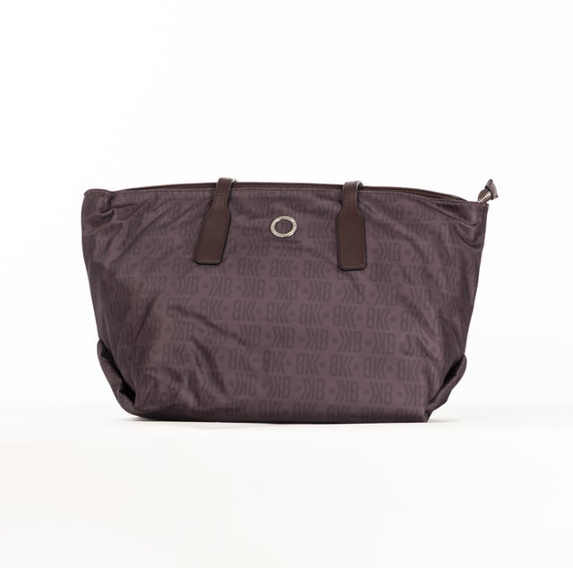 Die Damentaschen von Bikkembergs vereinen sportliche Eleganz und Funktionalität mit modernen Designs und markanten Details. Mit ihren minimalistischen Linien und vielseitigen Farben sind diese Taschen perfekt für jede Gelegenheit und bieten ein funktionelles und stilvolles Accessoire. Die Mischung aus kühner Ästhetik und Funktionalität macht jedes Stück einzigartig und bringt die dynamische Persönlichkeit der Marke zum Ausdruck. Maße: 40 X 26 X 20,5 CM