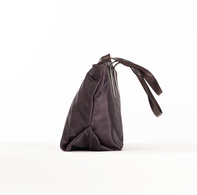 Die Damentaschen von Bikkembergs vereinen sportliche Eleganz und Funktionalität mit modernen Designs und markanten Details. Mit ihren minimalistischen Linien und vielseitigen Farben sind diese Taschen perfekt für jede Gelegenheit und bieten ein funktionelles und stilvolles Accessoire. Die Mischung aus kühner Ästhetik und Funktionalität macht jedes Stück einzigartig und bringt die dynamische Persönlichkeit der Marke zum Ausdruck. Maße: 40 X 26 X 20,5 CM