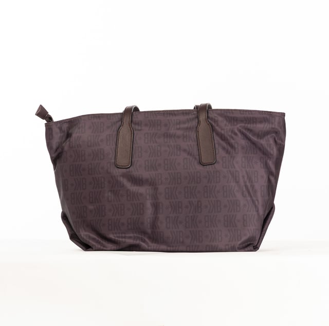 Die Damentaschen von Bikkembergs vereinen sportliche Eleganz und Funktionalität mit modernen Designs und markanten Details. Mit ihren minimalistischen Linien und vielseitigen Farben sind diese Taschen perfekt für jede Gelegenheit und bieten ein funktionelles und stilvolles Accessoire. Die Mischung aus kühner Ästhetik und Funktionalität macht jedes Stück einzigartig und bringt die dynamische Persönlichkeit der Marke zum Ausdruck. Maße: 40 X 26 X 20,5 CM