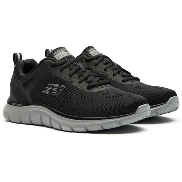 Zapatillas Skechers Track Wider negras para hombre, fabricadas con tela y suela de goma. Incluyen: suela ligera, tira de talón, plantilla de espuma viscoelástica y lavables a máquina.