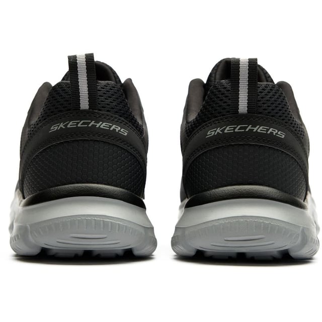 Zapatillas Skechers Track Wider negras para hombre, fabricadas con tela y suela de goma. Incluyen: suela ligera, tira de talón, plantilla de espuma viscoelástica y lavables a máquina.