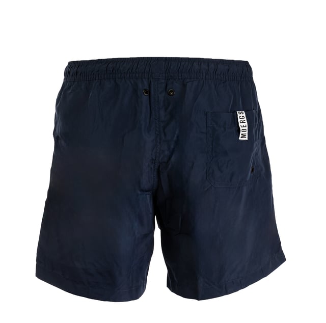 Verleihen Sie Ihrem Sommerlook einen Hauch von sportlicher Eleganz mit dem Modell Medium Boardshort von BIKKEMBERGS. Dieses unifarbene Modell ist mit der markantenLogo-Grafik auf dem rechten Bein verziert und bietet einen unaufdringlichen, aber erkennbaren Stil. Perfekt für den Mann, der ein einfaches, aber markantes Design sucht.
