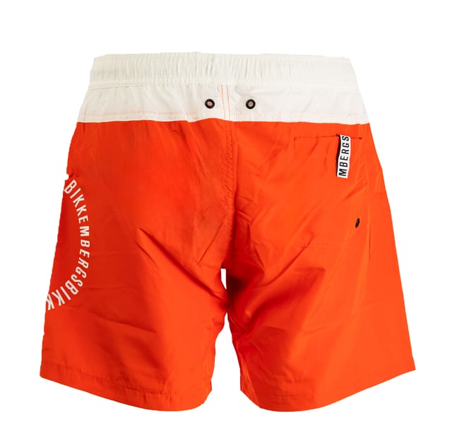 Entdecke den Sommer mit Stil mit dem Modell Medium Boardshort von BIKKEMBERGS. Dieses unverzichtbare Modell ist mit einer markanten Grafik des Markenlogos auf demrechten Bein und verleiht ihm einen unverwechselbaren Charakter. Das schlichte, aber elegante zweifarbige Muster macht diese Boardshort vielseitig und passend für jedeSommer geeignet. Sie ist aus hochwertigen Materialien gefertigt, die sowohl im als auch außerhalb des Wassers für Komfort und Haltbarkeit sorgen. Perfekt für den modernen Mann, der einen raffinierten Lookund sportlichen Look sucht.