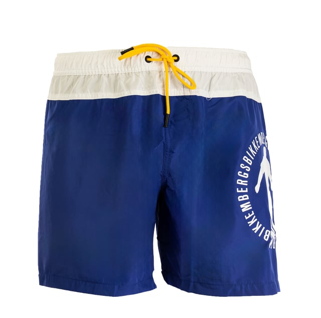 Entdecke den Sommer mit Stil mit dem Modell Medium Boardshort von BIKKEMBERGS. Dieses unverzichtbare Modell ist mit einer markanten Grafik des Markenlogos auf demrechten Bein und verleiht ihm einen unverwechselbaren Charakter. Das schlichte, aber elegante zweifarbige Muster macht diese Boardshort vielseitig und passend für jedeSommer geeignet. Sie ist aus hochwertigen Materialien gefertigt, die sowohl im als auch außerhalb des Wassers für Komfort und Haltbarkeit sorgen. Perfekt für den modernen Mann, der einen raffinierten Lookund sportlichen Look sucht.