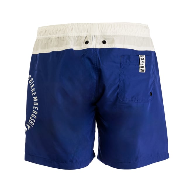 Entdecke den Sommer mit Stil mit dem Modell Medium Boardshort von BIKKEMBERGS. Dieses unverzichtbare Modell ist mit einer markanten Grafik des Markenlogos auf demrechten Bein und verleiht ihm einen unverwechselbaren Charakter. Das schlichte, aber elegante zweifarbige Muster macht diese Boardshort vielseitig und passend für jedeSommer geeignet. Sie ist aus hochwertigen Materialien gefertigt, die sowohl im als auch außerhalb des Wassers für Komfort und Haltbarkeit sorgen. Perfekt für den modernen Mann, der einen raffinierten Lookund sportlichen Look sucht.