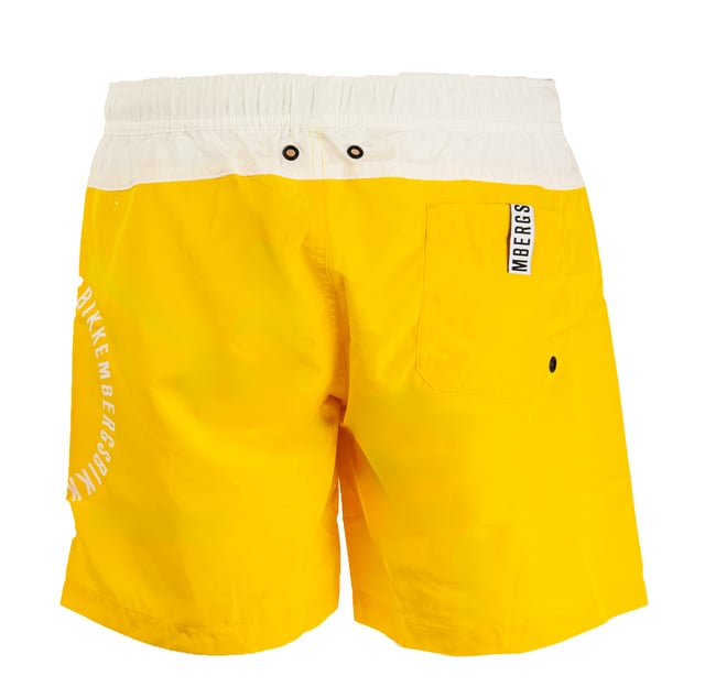 Entdecke den Sommer mit Stil mit dem Modell Medium Boardshort von BIKKEMBERGS. Dieses unverzichtbare Modell ist mit einer markanten Grafik des Markenlogos auf demrechten Bein und verleiht ihm einen unverwechselbaren Charakter. Das schlichte, aber elegante zweifarbige Muster macht diese Boardshort vielseitig und passend für jedeSommer geeignet. Sie ist aus hochwertigen Materialien gefertigt, die sowohl im als auch außerhalb des Wassers für Komfort und Haltbarkeit sorgen. Perfekt für den modernen Mann, der einen raffinierten Lookund sportlichen Look sucht.